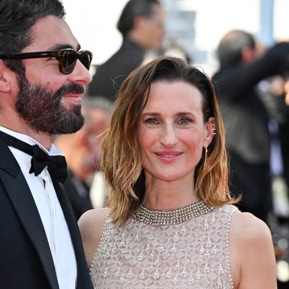 Camille Cottin était avec son compagnon Benjamin Mahon.
Benjamin Mahon de Monaghan et sa compagne Camille Cottin - Montée des marches du film " L'amour ouf " lors du 77ème Festival International du Film de Cannes, au Palais des Festivals à Cannes. Le 23 mai 2024 © Bruno Bebert / Bestimage  Red carpet of the movie " Beating Hearts" during the 77th Cannes International Film Festival at the Palais des Festivals in Cannes, France. On may 23th 2024