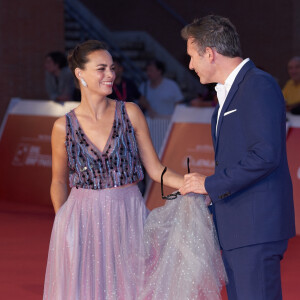 Bérénice Bejo et son mari, le réalisateur Michel Hazanavicius arrivent à la projection du film "Coupez" lors de la 17ème édition du Festival International du Film de Rome, Italie, le 14 octobre 2022. 