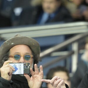 Denis Podalydès et sa compagne Leslie Menu dans les tribunes lors du match de quart de finale de la Coupe de Ligue opposant le Paris Saint-Germain à l'AS Saint-Etienne au Parc des Princes à Paris, France, le 8 janvier 2020. le PSG a gagné 6-1. © Giancarlo Gorassini/Bestimage 