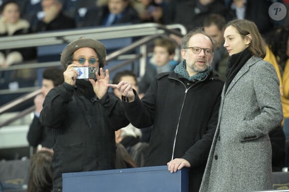 Denis Podalydès et sa compagne Leslie Menu dans les tribunes lors du match de quart de finale de la Coupe de Ligue opposant le Paris Saint-Germain à l'AS Saint-Etienne au Parc des Princes à Paris, France, le 8 janvier 2020. le PSG a gagné 6-1. © Giancarlo Gorassini/Bestimage 