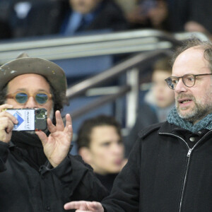 Denis Podalydès et sa compagne Leslie Menu dans les tribunes lors du match de quart de finale de la Coupe de Ligue opposant le Paris Saint-Germain à l'AS Saint-Etienne au Parc des Princes à Paris, France, le 8 janvier 2020. le PSG a gagné 6-1. © Giancarlo Gorassini/Bestimage 