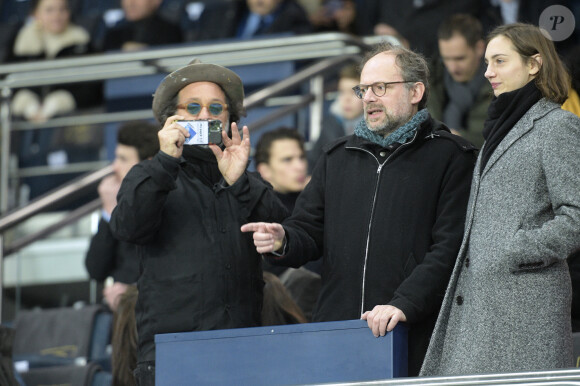 Denis Podalydès et sa compagne Leslie Menu dans les tribunes lors du match de quart de finale de la Coupe de Ligue opposant le Paris Saint-Germain à l'AS Saint-Etienne au Parc des Princes à Paris, France, le 8 janvier 2020. le PSG a gagné 6-1. © Giancarlo Gorassini/Bestimage 