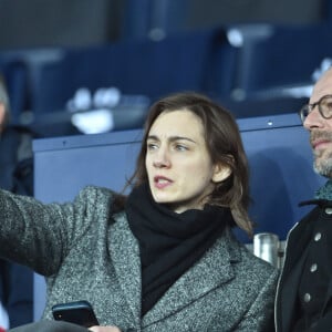 Et leur maman, Leslie Menu, dont il partage toujours la vie
Denis Podalydès et sa compagne Leslie Menu dans les tribunes lors du match de quart de finale de la Coupe de Ligue opposant le Paris Saint-Germain à l'AS Saint-Etienne au Parc des Princes à Paris, France, le 8 janvier 2020. le PSG a gagné 6-1. © Giancarlo Gorassini/Bestimage 