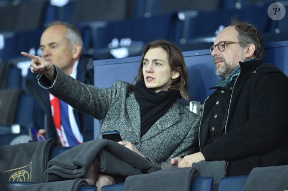 Et leur maman, Leslie Menu, dont il partage toujours la vie
Denis Podalydès et sa compagne Leslie Menu dans les tribunes lors du match de quart de finale de la Coupe de Ligue opposant le Paris Saint-Germain à l'AS Saint-Etienne au Parc des Princes à Paris, France, le 8 janvier 2020. le PSG a gagné 6-1. © Giancarlo Gorassini/Bestimage 