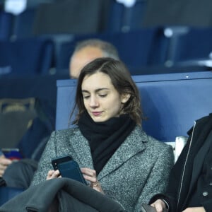 Les amoureux partagent l'amour du théâtre et de la comédie 
Denis Podalydès et sa compagne Leslie Menu dans les tribunes lors du match de quart de finale de la Coupe de Ligue opposant le Paris Saint-Germain à l'AS Saint-Etienne au Parc des Princes à Paris, France, le 8 janvier 2020. le PSG a gagné 6-1. © Giancarlo Gorassini/Bestimage 