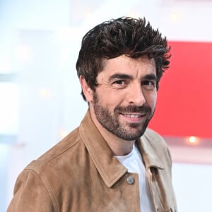 Il s'agit de l'acteur et chanteur espagnol, Agustin Galiana

Exclusif - Agustin Galiana - Enregistrement de l'émission "Vivement Dimanche" au Studio Gabriel à Paris, présentée par M.Drucker et diffusée le 5 mai sur France 3. Le 29 avril 2024 © Guillaume Gaffiot / Bestimage