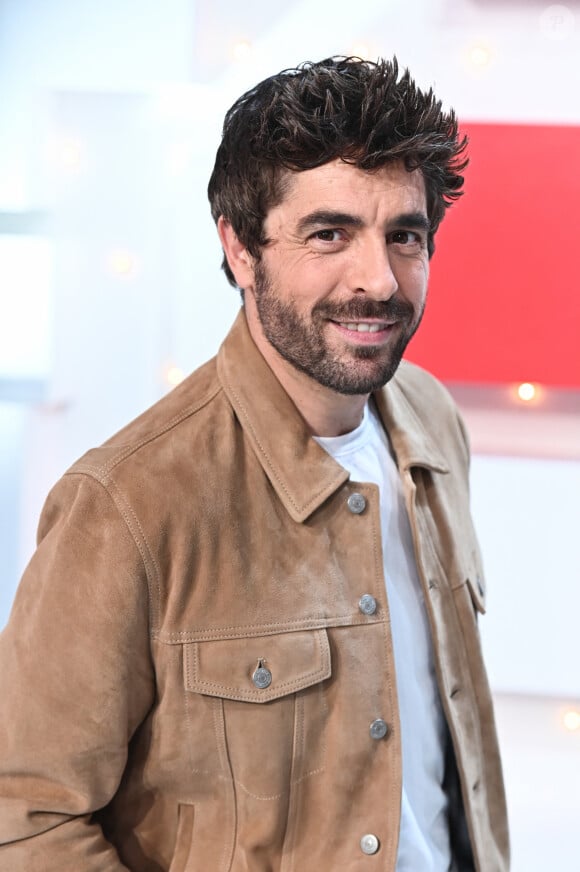 Il s'agit de l'acteur et chanteur espagnol, Agustin Galiana

Exclusif - Agustin Galiana - Enregistrement de l'émission "Vivement Dimanche" au Studio Gabriel à Paris, présentée par M.Drucker et diffusée le 5 mai sur France 3. Le 29 avril 2024 © Guillaume Gaffiot / Bestimage