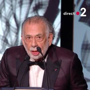 Francis Ford Coppola félicite son ami George Lucas pour sa Palme d'or d'honneur.
Cérémonie de clôture du 77e Festival de Cannes le 25 mai 2024.