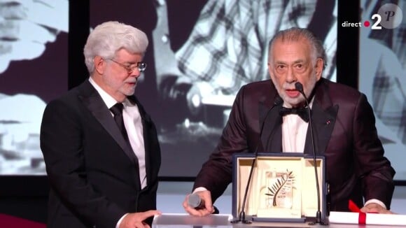 Francis Ford Coppola félicite son ami George Lucas pour sa Palme d'or d'honneur.
Cérémonie de clôture du 77e Festival de Cannes le 25 mai 2024.