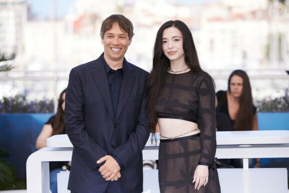 Sean Baker, Mikey Madison - Photocall du film "Anora" lors du 77ème Festival International du Film de Cannes le 22 mai 2024. © Jacovides-Moreau/Bestimage 