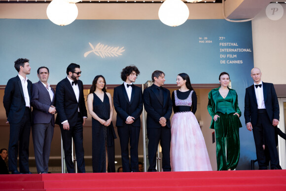 Alex Coco, Karren Karagulian, Vache Tovmasyan, Samantha Quan, Mark Eidelstein, Sean S. Baker, Mikey Madison, Darya Ekamasova, Jurij Borisov - Descente des marches du film " Anora " lors du 77ème Festival International du Film de Cannes, au Palais des Festivals à Cannes. Le 21 mai 2024 © Jacovides-Moreau / Bestimage 