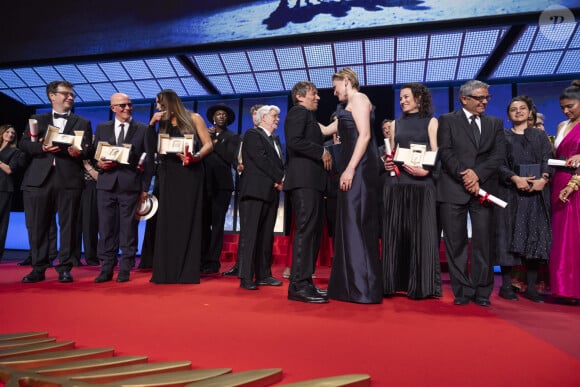 Nebojsa Slijepcevic (Palme d'or du court-métrage pour " The man who could not remain silent " (" L'Homme qui ne se taisait pas ")), Jacques Audiard (Prix du jury pour " Emilia Perez "), Karla Sofia Gascon (Prix d'interprétation féminine pour " Emilia Perez " - Palme collective : S.Gomez, Z.Saldana, A.Paz), Baloji, George Lucas (Palme d'or d'honneur), Sean Baker (Palme d'or pour " Anora "), Greta Gerwig, Coralie Fargeat (Prix du scénario pour " The Substance "), Mohammad Rasoulof (Prix Spécial pour " The seed of the sacred fig " (" Les Graines du figuier sauvage ")), Payal Kapadia (Grand Prix pour " All we imagine as light ") - Cérémonie de clôture du 77ème Festival International du Film de Cannes au Palais des Festivals à Cannes. Le 25 mai 2024. © Borde-Jacovides-Moreau / Bestimage 