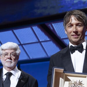 George Lucas, Sean Baker (Palme d'or pour " Anora ") - Cérémonie de clôture du 77ème Festival International du Film de Cannes au Palais des Festivals à Cannes. Le 25 mai 2024. © Borde-Jacovides-Moreau / Bestimage 