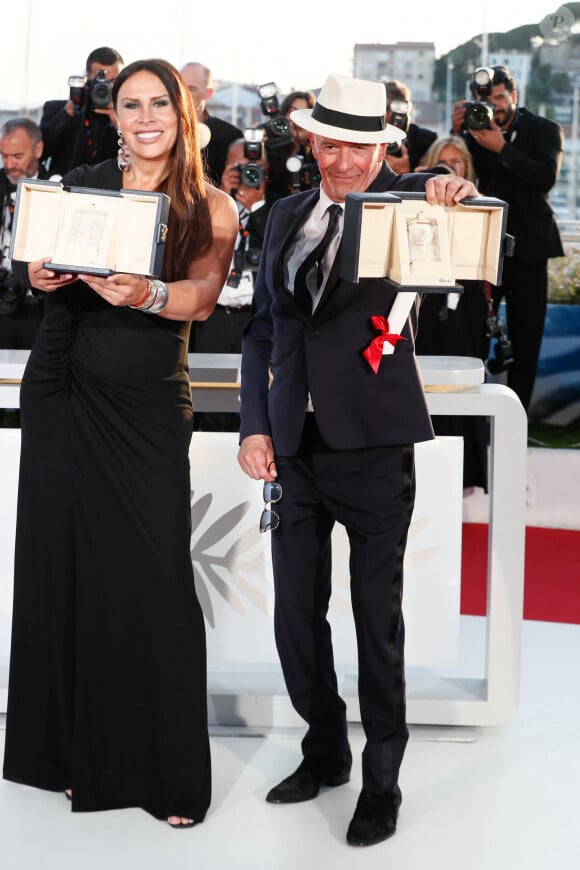 Karla Sofia Gascon (Prix d'interprétation féminine pour " Emilia Perez " - Palme collective : S.Gomez, Z.Saldana, A.Paz), Jacques Audiard (Prix du jury pour " Emilia Perez ") - Photocall des palmes lors du 77ème Festival International du Film de Cannes au Palais des Festivals à Cannes. Le 25 mai 2024 © Christophe Clovis / Bestimage 