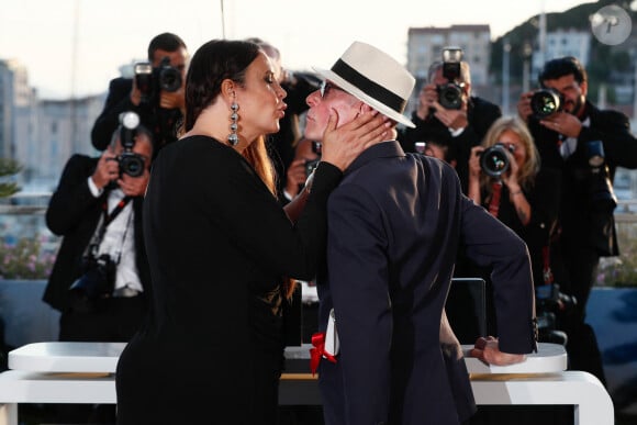 Karla Sofia Gascon (Prix d'interprétation féminine pour " Emilia Perez " - Palme collective : S.Gomez, Z.Saldana, A.Paz), Jacques Audiard (Prix du jury pour " Emilia Perez ") - Photocall des palmes lors du 77ème Festival International du Film de Cannes au Palais des Festivals à Cannes. Le 25 mai 2024 © Christophe Clovis / Bestimage 