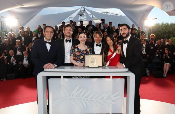 Karren Karagulian, Alex Coco, Mikey Madison, Sean Baker, Samantha Quan, Vache Tovmasyan (Palme d'or pour " Anora ") - Photocall des palmes lors du 77ème Festival International du Film de Cannes au Palais des Festivals à Cannes. Le 25 mai 2024 © Jacovides-Borde-Moreau / Bestimage 