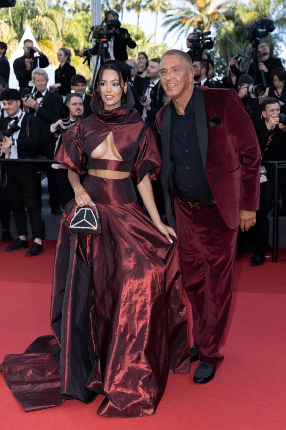 Le couple était assorti
Samy Naceri et Sofia Athena - Montée des marches pour la cérémonie de clôture du 77ème Festival International du Film de Cannes au Palais des Festivals à Cannes. Le 25 mai 2024 © Olivier Borde / Bestimage 