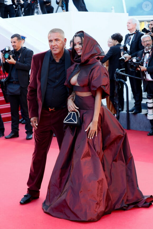 Un look original pour la compagne de Samy Naceri
Samy Naceri et Sofia Athena - Montée des marches pour la cérémonie de clôture du 77ème Festival International du Film de Cannes au Palais des Festivals à Cannes. Le 25 mai 2024 © Christophe Clovis / Bestimage