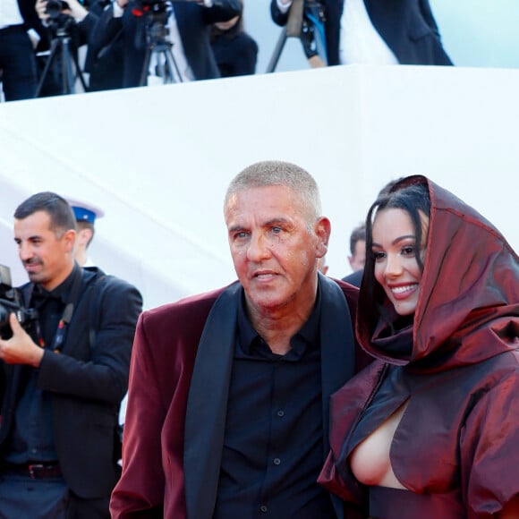 Un look original pour la compagne de Samy Naceri
Samy Naceri et Sofia Athena - Montée des marches pour la cérémonie de clôture du 77ème Festival International du Film de Cannes au Palais des Festivals à Cannes. Le 25 mai 2024 © Christophe Clovis / Bestimage