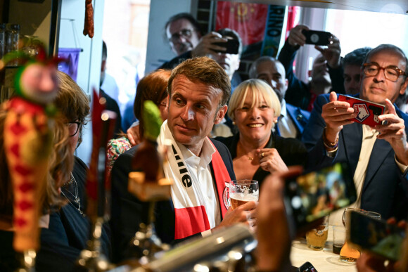 Ce bar abrite une association du club lillois, mais aussi de l'US Tourcoing, comme l'ont indiqué nos confrères de La Voix du Nord.
Emmanuel Macron, président de la République Française, va boire une bière dans un bar avec les habitants de Tourcoing, avant la finale de la Coupe de France 2024 "PSG - OL" au stade Pierre Mauroy. A cette occasion il se voit offrir un maillot du club du LOSC floqué avec son prénom. Tourcoing, le 25 mai 2024. © Miguel Medina/Pool/Bestimage 