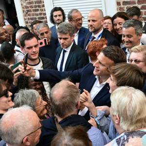 Emmanuel Macron, président de la République Française, va boire une bière dans un bar avec les habitants de Tourcoing, avant la finale de la Coupe de France 2024 "PSG - OL" au stade Pierre Mauroy. A cette occasion il se voit offrir un maillot du club du LOSC floqué avec son prénom. Tourcoing, le 25 mai 2024. © Miguel Medina/Pool/Bestimage 