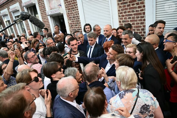 Emmanuel Macron, président de la République Française, va boire une bière dans un bar avec les habitants de Tourcoing, avant la finale de la Coupe de France 2024 "PSG - OL" au stade Pierre Mauroy. A cette occasion il se voit offrir un maillot du club du LOSC floqué avec son prénom. Tourcoing, le 25 mai 2024. © Miguel Medina/Pool/Bestimage 