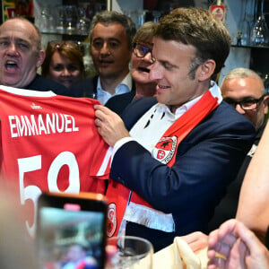 Emmanuel Macron était ravi de son cadeau
Emmanuel Macron, président de la République Française, va boire une bière dans un bar avec les habitants de Tourcoing, avant la finale de la Coupe de France 2024 "PSG - OL" au stade Pierre Mauroy. A cette occasion il se voit offrir un maillot du club du LOSC floqué avec son prénom. Tourcoing, le 25 mai 2024. © Miguel Medina/Pool/Bestimage 