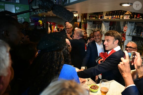 Emmanuel Macron, président de la République Française, va boire une bière dans un bar avec les habitants de Tourcoing, avant la finale de la Coupe de France 2024 "PSG - OL" au stade Pierre Mauroy. A cette occasion il se voit offrir un maillot du club du LOSC floqué avec son prénom. Tourcoing, le 25 mai 2024. © Miguel Medina/Pool/Bestimage 