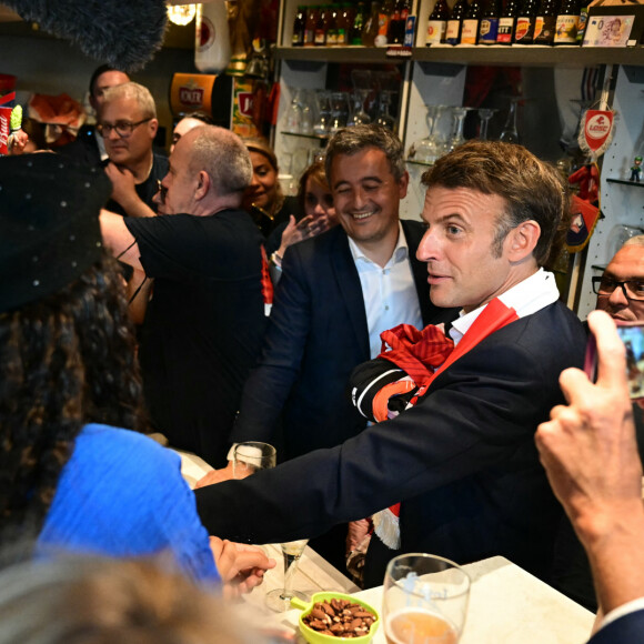 Emmanuel Macron, président de la République Française, va boire une bière dans un bar avec les habitants de Tourcoing, avant la finale de la Coupe de France 2024 "PSG - OL" au stade Pierre Mauroy. A cette occasion il se voit offrir un maillot du club du LOSC floqué avec son prénom. Tourcoing, le 25 mai 2024. © Miguel Medina/Pool/Bestimage 