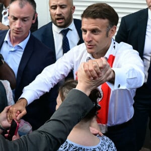 Emmanuel Macron, président de la République Française, va boire une bière dans un bar avec les habitants de Tourcoing, avant la finale de la Coupe de France 2024 "PSG - OL" au stade Pierre Mauroy. A cette occasion il se voit offrir un maillot du club du LOSC floqué avec son prénom. Tourcoing, le 25 mai 2024. © Miguel Medina/Pool/Bestimage 