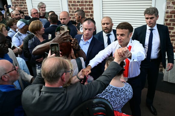 Emmanuel Macron, président de la République Française, va boire une bière dans un bar avec les habitants de Tourcoing, avant la finale de la Coupe de France 2024 "PSG - OL" au stade Pierre Mauroy. A cette occasion il se voit offrir un maillot du club du LOSC floqué avec son prénom. Tourcoing, le 25 mai 2024. © Miguel Medina/Pool/Bestimage 