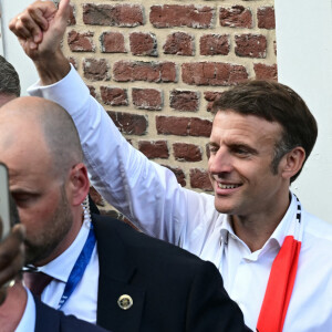 Emmanuel Macron, président de la République Française, va boire une bière dans un bar avec les habitants de Tourcoing, avant la finale de la Coupe de France 2024 "PSG - OL" au stade Pierre Mauroy. A cette occasion il se voit offrir un maillot du club du LOSC floqué avec son prénom. Tourcoing, le 25 mai 2024. © Miguel Medina/Pool/Bestimage 