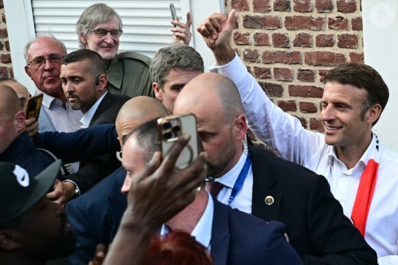 Emmanuel Macron, président de la République Française, va boire une bière dans un bar avec les habitants de Tourcoing, avant la finale de la Coupe de France 2024 "PSG - OL" au stade Pierre Mauroy. A cette occasion il se voit offrir un maillot du club du LOSC floqué avec son prénom. Tourcoing, le 25 mai 2024. © Miguel Medina/Pool/Bestimage 