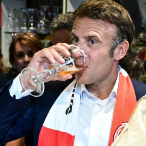 Il a pu déguster une bonne bière avec les habitants de Tourcoing
Emmanuel Macron, président de la République Française, va boire une bière dans un bar avec les habitants de Tourcoing, avant la finale de la Coupe de France 2024 "PSG - OL" au stade Pierre Mauroy. A cette occasion il se voit offrir un maillot du club du LOSC floqué avec son prénom. Tourcoing