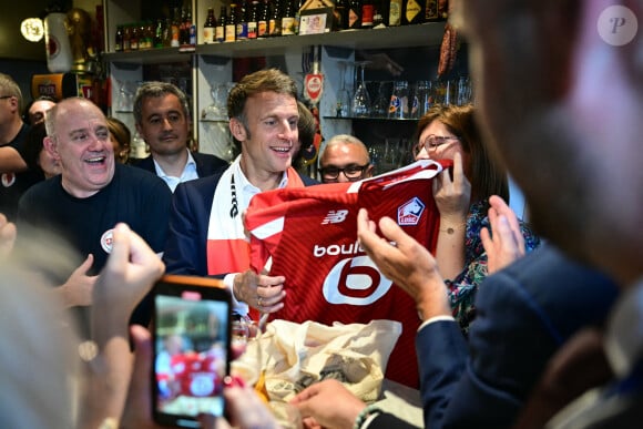 Il a reçu un maillot floqué avec son prénom et le numéro 59, numéro du département du Nord-Pas-de-Calais
Emmanuel Macron, président de la République Française, va boire une bière dans un bar avec les habitants de Tourcoing, avant la finale de la Coupe de France 2024 "PSG - OL" au stade Pierre Mauroy. A cette occasion il se voit offrir un maillot du club du LOSC floqué avec son prénom. Tourcoing, le 25 mai 2024. © Miguel Medina/Pool/Bestimage