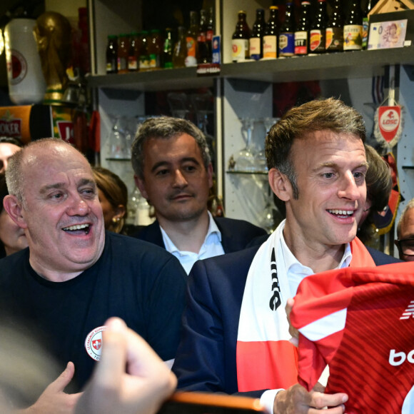 Il a reçu un maillot floqué avec son prénom et le numéro 59, numéro du département du Nord-Pas-de-Calais
Emmanuel Macron, président de la République Française, va boire une bière dans un bar avec les habitants de Tourcoing, avant la finale de la Coupe de France 2024 "PSG - OL" au stade Pierre Mauroy. A cette occasion il se voit offrir un maillot du club du LOSC floqué avec son prénom. Tourcoing, le 25 mai 2024. © Miguel Medina/Pool/Bestimage