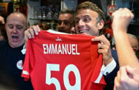 PHOTOS Emmanuel Macron déguste une bière avant d'enlacer chaleureusement Kylian Mbappé pour son dernier match au PSG