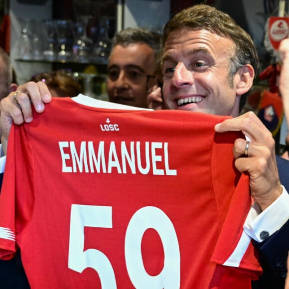 Un peu avant la finale très attendue opposant le Paris Saint-Germain à l'Olympique Lyonnais, Emmanuel Macron s'est rendu dans un bar
Emmanuel Macron, président de la République Française, va boire une bière dans un bar avec les habitants de Tourcoing, avant la finale de la Coupe de France 2024 "PSG - OL" au stade Pierre Mauroy. A cette occasion il se voit offrir un maillot du club du LOSC floqué avec son prénom. Tourcoing. © Miguel Medina/Pool/Bestimage 