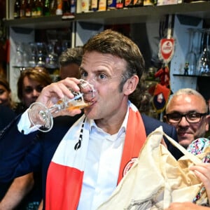 Emmanuel Macron, président de la République Française, va boire une bière dans un bar avec les habitants de Tourcoing, avant la finale de la Coupe de France 2024 "PSG - OL" au stade Pierre Mauroy. A cette occasion il se voit offrir un maillot du club du LOSC floqué avec son prénom. Tourcoing, le 25 mai 2024.