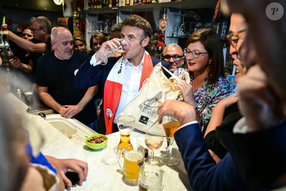 Emmanuel Macron, président de la République Française, va boire une bière dans un bar avec les habitants de Tourcoing, avant la finale de la Coupe de France 2024 "PSG - OL" au stade Pierre Mauroy. A cette occasion il se voit offrir un maillot du club du LOSC floqué avec son prénom. Tourcoing, le 25 mai 2024.
