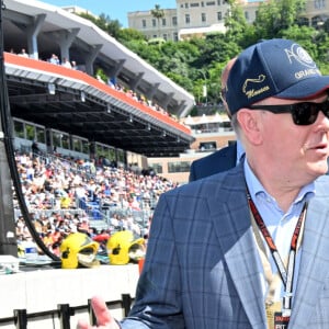 Le prince Albert II de Monaco et Sarah Jane Skinner, la directrice partenariats pour la Marine Blue Foundation, durant la journée des qualifications du 81ème Grand Prix de Formule 1 de Monaco, le 25 mai 2024. © Bruno Bebert/Bestimage