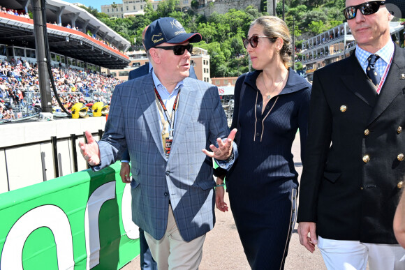 Le prince Albert II de Monaco et Sarah Jane Skinner, la directrice partenariats pour la Marine Blue Foundation, durant la journée des qualifications du 81ème Grand Prix de Formule 1 de Monaco, le 25 mai 2024. © Bruno Bebert/Bestimage