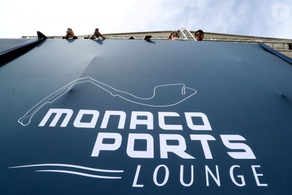 Alors que Carlos Sainz a crevé dès les premiers virages, un énorme accident est aussi survenu entre Sergio Pérez et les 2 Haas. 
Illustration la tribune flottante du Monaco Ports Lounge située à la chicane du Port pour le Grand Prix de Formule 1 de Monaco, le 23 mai 2024. © Jean-François Ottonello/Nice Matin/Bestimage 