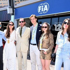  Confortablement assis à côté de son papa, le fils de la princesse Charlene a pu profiter du paysage et surtout se faire acclamer par la foule, venue nombreuse pour assister à cette compétition.
Tatiana Santo Domingo, Andréa Casiraghi, Ben-Sylvester Strautmann, la princesse Alexandra de Hanovre et Charlotte Casiraghi durant la journée des qualifications du 81ème Grand Prix de Formule 1 de Monaco, le 25 mai 2024. © Bruno Bebert/Bestimage