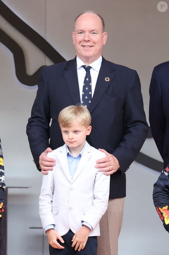 Le prince Albert II de Monaco avec son fils le prince Jacques de Monaco, marquis des Baux lors du Grand Prix de Monaco 2022 de F1, à Monaco, le 29 mai 2022. © Claudia Albuquerque/Bestimage 