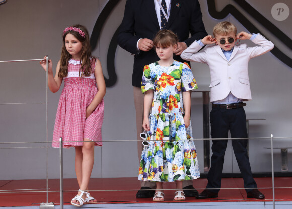 India Casiraghi, la princesse Gabriella de Monaco, comtesse de Carladès (robe Dolce & Gabbana, sandales Jacadi), et Le prince Jacques de Monaco, marquis des Baux - La famille royale de Monaco au podium du Grand Prix F1 de Monaco lors de la remise du trophée à S.Perez, vainqueur de la course. Le 29 mai 2022. © Claudia Albuquerque / Bestimage 