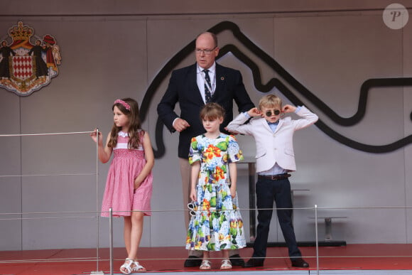 India Casiraghi, le prince Albert de Monaco, la princesse Gabriella de Monaco, comtesse de Carladès (robe Dolce & Gabbana, sandales Jacadi), et Le prince Jacques de Monaco, marquis des Baux - La famille royale de Monaco au podium du Grand Prix F1 de Monaco lors de la remise du trophée à S.Perez, vainqueur de la course. Le 29 mai 2022. © Claudia Albuquerque / Bestimage 