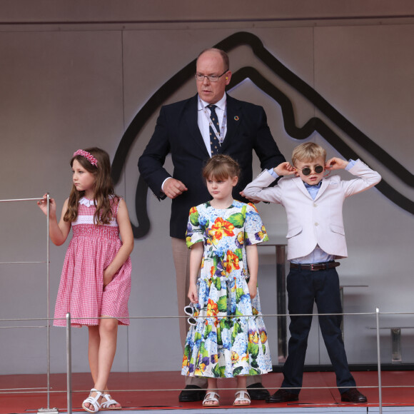 India Casiraghi, le prince Albert de Monaco, la princesse Gabriella de Monaco, comtesse de Carladès (robe Dolce & Gabbana, sandales Jacadi), et Le prince Jacques de Monaco, marquis des Baux - La famille royale de Monaco au podium du Grand Prix F1 de Monaco lors de la remise du trophée à S.Perez, vainqueur de la course. Le 29 mai 2022. © Claudia Albuquerque / Bestimage 