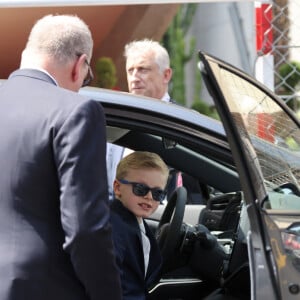 Le prince Albert II de Monaco fait un tour de circuit avec son fils Le prince Jacques de Monaco, marquis des Baux - La famille princière de Monaco lors du 80ème Grand Prix de Monaco de Formule 1 à Monaco. © Claudia Albuquerque/Bestimage