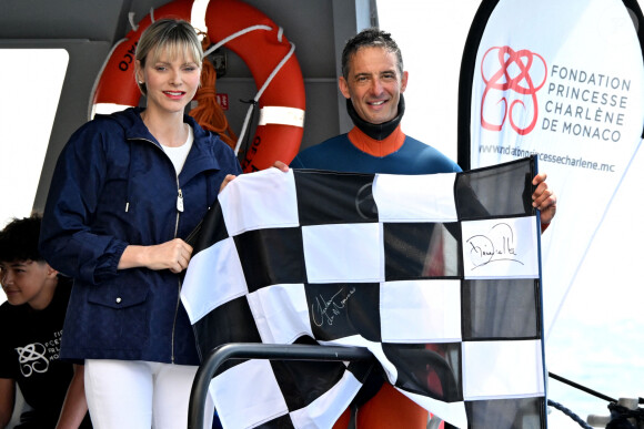 La princesse Charlene de Monaco a assisté à la descente en apnee de l'ancien champion du monde Pierre Frolla qui a recuperé le drapeau du grand prix de formule 1 de Monaco et le lui a remis, dans la baie de Monaco, le 22 mai 2024. © Bruno Bebert/Bestimage 